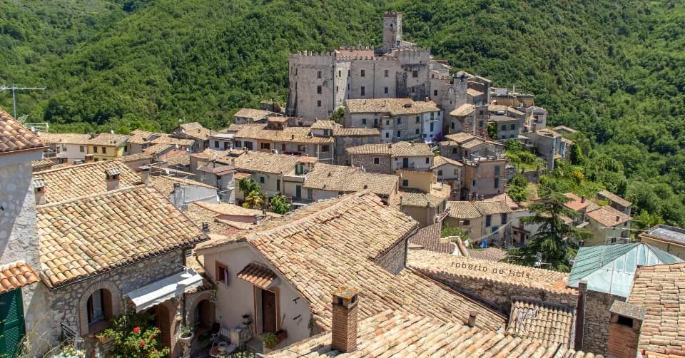 Vista panoramica del borgo di Cineto Romano